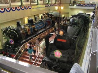「さよなら交通博物館」のヘッドマークが装着された蒸気機関車。