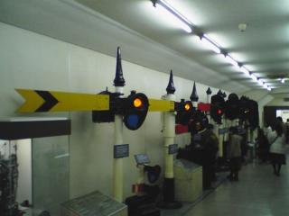 館内の展示物（信号機）。高架下のため、通路数本に分かれて展示されていた。（2006,02,25）
