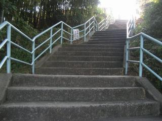 甲陽園駅前から高台へ続く階段