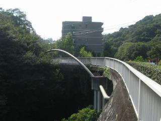 県道82号線と夙川に架かる銀水橋