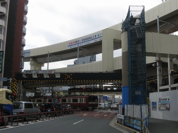 国道15号線（第1京浜）の踏切。2層構造の高架橋がほぼ完成している。