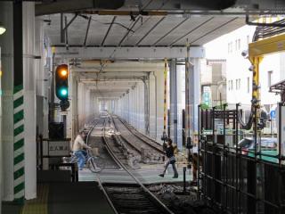 大森町駅下りホームから横浜方面を見る。駅間の旧上り線の軌道は放置されている。