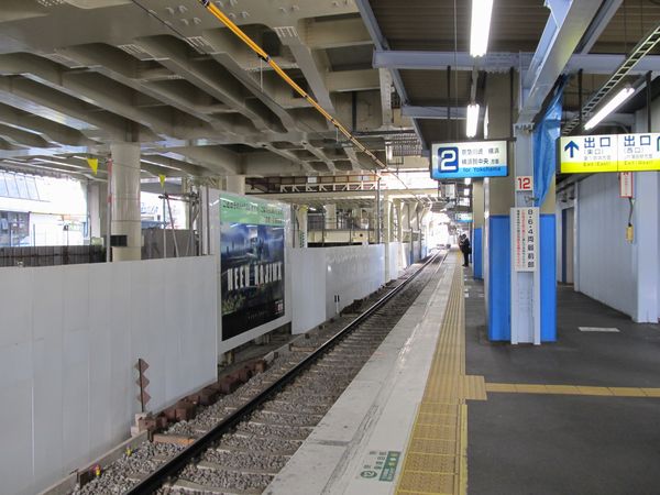 京急蒲田駅の地上下り線ホーム。旧上り線の施設は全て撤去され、作業スペースとなっている。