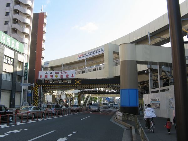 第一京浜上の空港線高架橋。都営5300形が通過中。