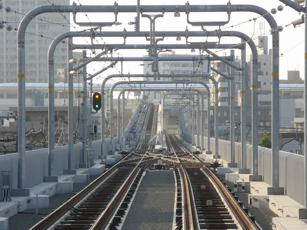 糀谷～京急蒲田間のポイント。左の京急蒲田駅下りホームへ通じる高架橋も軌道敷設は完了済み。
