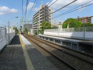 「エアポート急行」停車に伴い8両分に延伸された仲木戸駅のホーム。