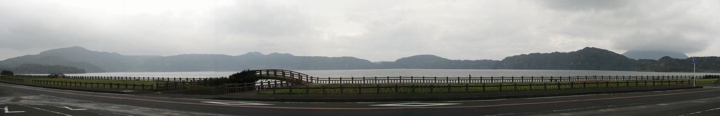 池田湖（7枚合成）。左端の湖に向かって突き出している部分は鍋島岳（4300年前に形成された溶岩ドーム）