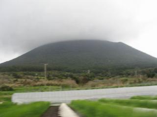 開門岳は雲に隠れてほとんど見えず（移動中の車内から撮影）