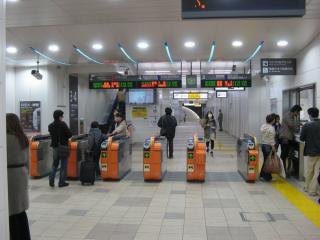 横須賀線高架下の新南改札。改札外乗り換え対応を示すため自動改札機がオレンジ色になっている。