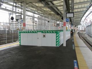 横須賀線ホーム上には既にこの本設通路へ通じる階段が完成済みだが、まだ仮囲いで覆われている。