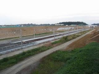 駅の上を通る陸橋から見たところ。この時点では成田空港方面へ通じる外側2線の軌道は未完成だった。2008年11月2日撮影