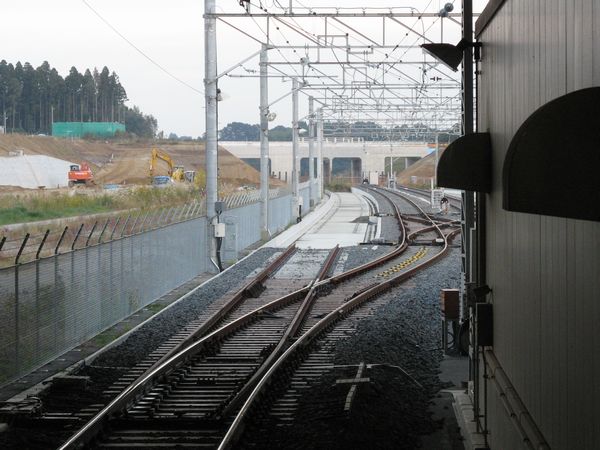 ホームから見た使用開始直後の印旛日本医大駅折り返し線。レールの表面に光沢があることから既に一部列車が使用していることがわかる。2008年11月2日撮影