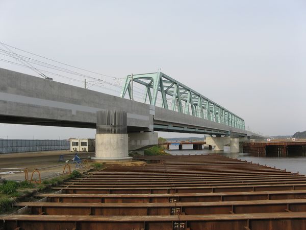 印旛捷水路橋梁。手前の作りかけの丸いコンクリート柱は北千葉道路用。