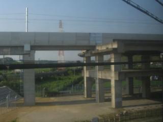 JR成田線下り列車から見た成田スカイアクセス高架橋の取り付け部分