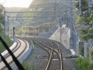 同じ列車から見た堀之内信号場。カーブの途中にある。