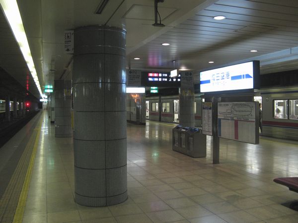 成田空港駅ホーム。こちらは照明がかなり暗めに設定されている。