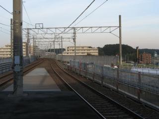 新上り線への切替準備中。左が京成高砂方、右が印旛日本医大方での様子で切替前の線路は下り線側へ強引にカーブさせていたことがわかる。2008年11月2日撮影