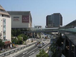 阪急西宮ガーデンズと西宮北口駅への連絡橋。