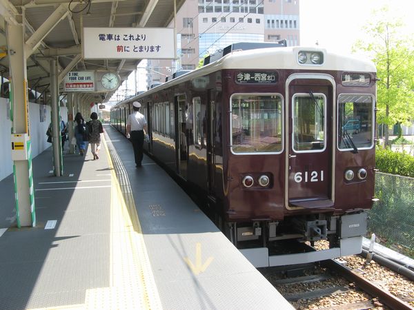 神戸線との連絡線上に仮設された5号線ホームに停車中の今津線6000系