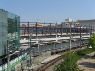 橋上駅舎から見た工事中の今津線高架ホーム。左端で現駅舎と接続する。