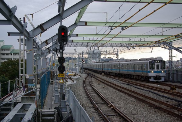 和泉多摩川駅のホーム端から複々線化工事中の多摩川橋梁を見る。現在の上り線の橋梁が先に完成していた。