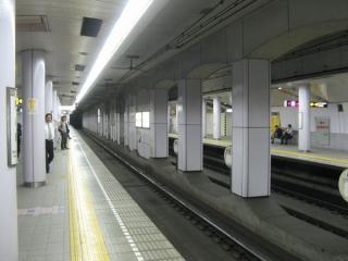 堺筋線ホーム。JR東西線と交差する部分はコンクリート壁の量が多い。