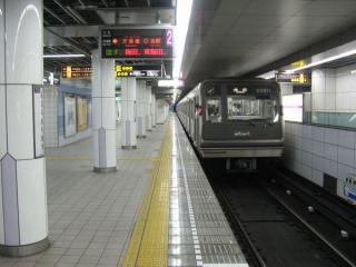 地下鉄谷町線東梅田方面行きホーム。JR東西線の上層階を利用して設置されたホームである。左の壁の裏は先ほどの改札外通路である。