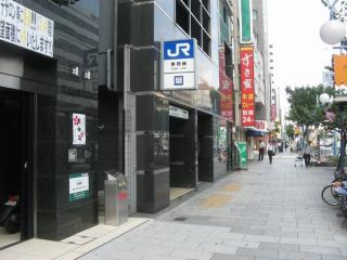 雑居ビルと一体の大阪天満宮駅3号出入口。2階に相当する位置には換気口と思われる開口部がある。