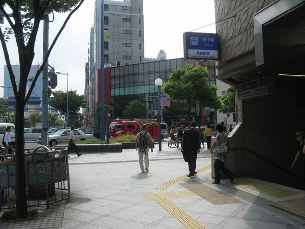 南森町交差点と大阪市営地下鉄南森町駅2号出入口。ここからも大阪天満宮駅へ向かうことができる。
