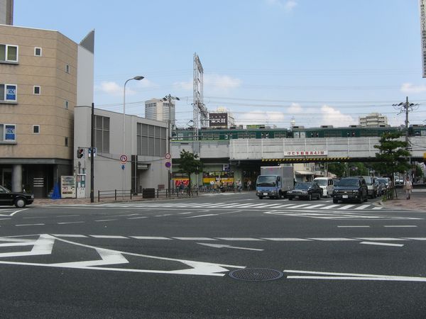 土佐堀通の片町交差点。奥の高架橋を京阪電車が走る。