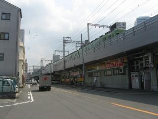 大阪城北詰駅と交差する京阪電鉄の高架。高架下はディスカウントストアとなっている。