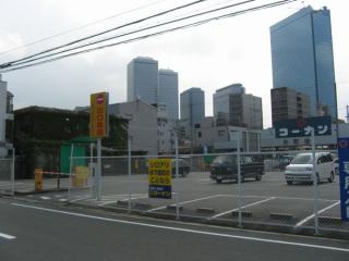 3号出入口の前から京橋方向を見る。奥の高層ビル群は大阪ビジネスパーク。