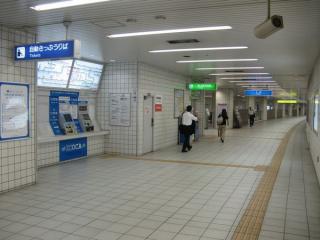 大阪城北詰駅の自動券売機と改札口