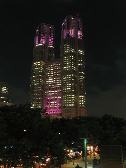 ピンク色にライトアップされた東京都庁。新宿住友ビル前から。