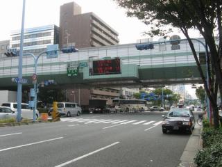 堀川橋東詰・西詰交差点と阪神高速12号守口線。