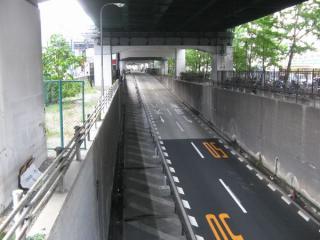 高速道路の下には天神橋筋のバイパス道路（扇町バイパス）がアンダーパスしている。
