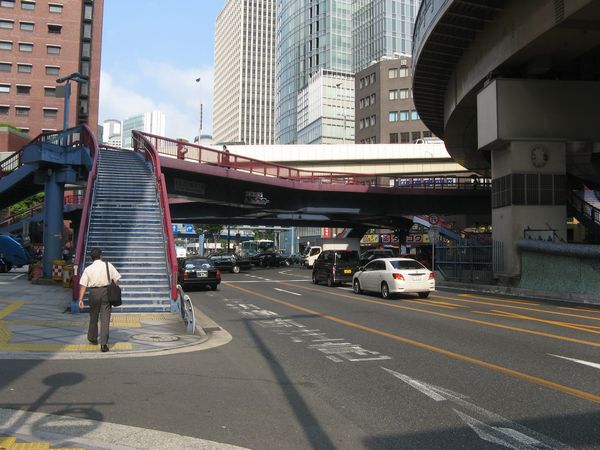 梅新東交差点。歩道橋や新御堂筋のオーバーパスが複雑に重なる。