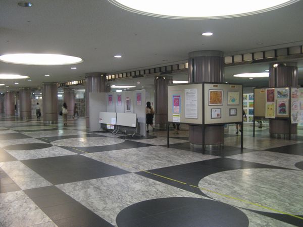 JR東西線上部の地下道。北新地駅に続く。この日は絵画の展覧会が行われていた。