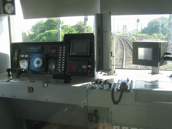 仙石線205系3100番台の運転台。計器パネル右上のモニターにATACSの開通情報が表示される。