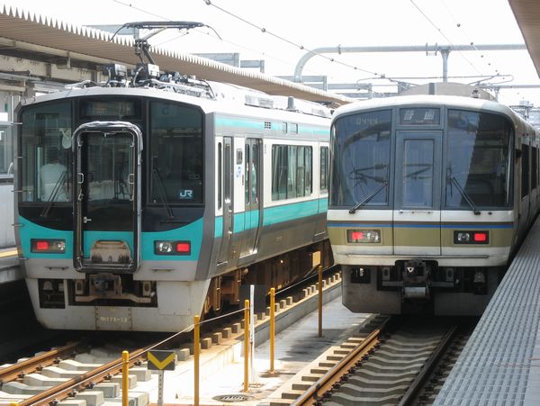 加古川線125系とJR神戸線221系