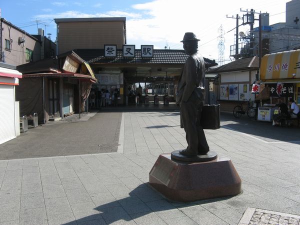 京成金町線柴又駅と寅さんの像