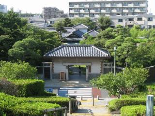 寅さん記念館屋上の公園から見た山本亭。手前の白い建物が長屋門。