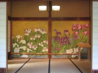 花菖蒲が描かれた玄関の間の襖。