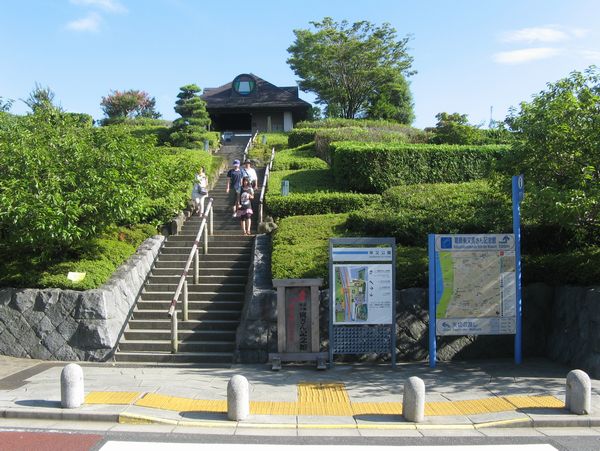 寅さん記念館。建物の屋上は江戸川の河川敷へ続く公園となっている。