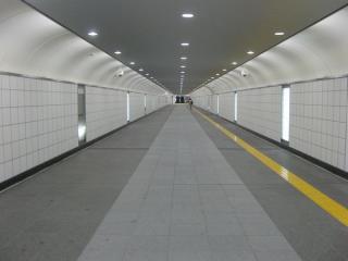 新宿東南口地下歩道。お盆休み中のためか極端に人が少なかった。