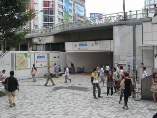 JR新宿駅南口（ルミネ2・フラッグス）前の地下歩道入口。