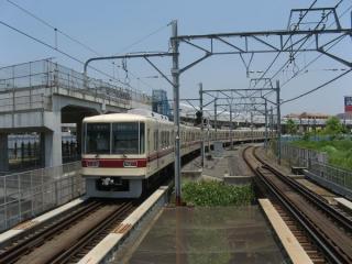新鎌ヶ谷駅ホームの京成津田沼寄りから建設中の高架橋を見る
