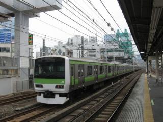 神田駅のホームから東京駅方面を見る。2010年8月14日撮影