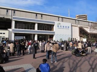 稲毛海岸駅と駅前広場に避難した人々