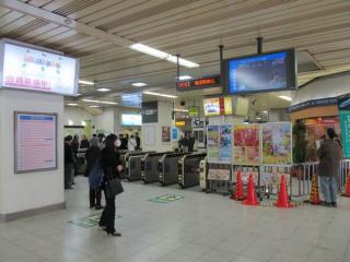 稲毛駅改札口前の運行情報ディスプレイはNHK総合テレビを放映